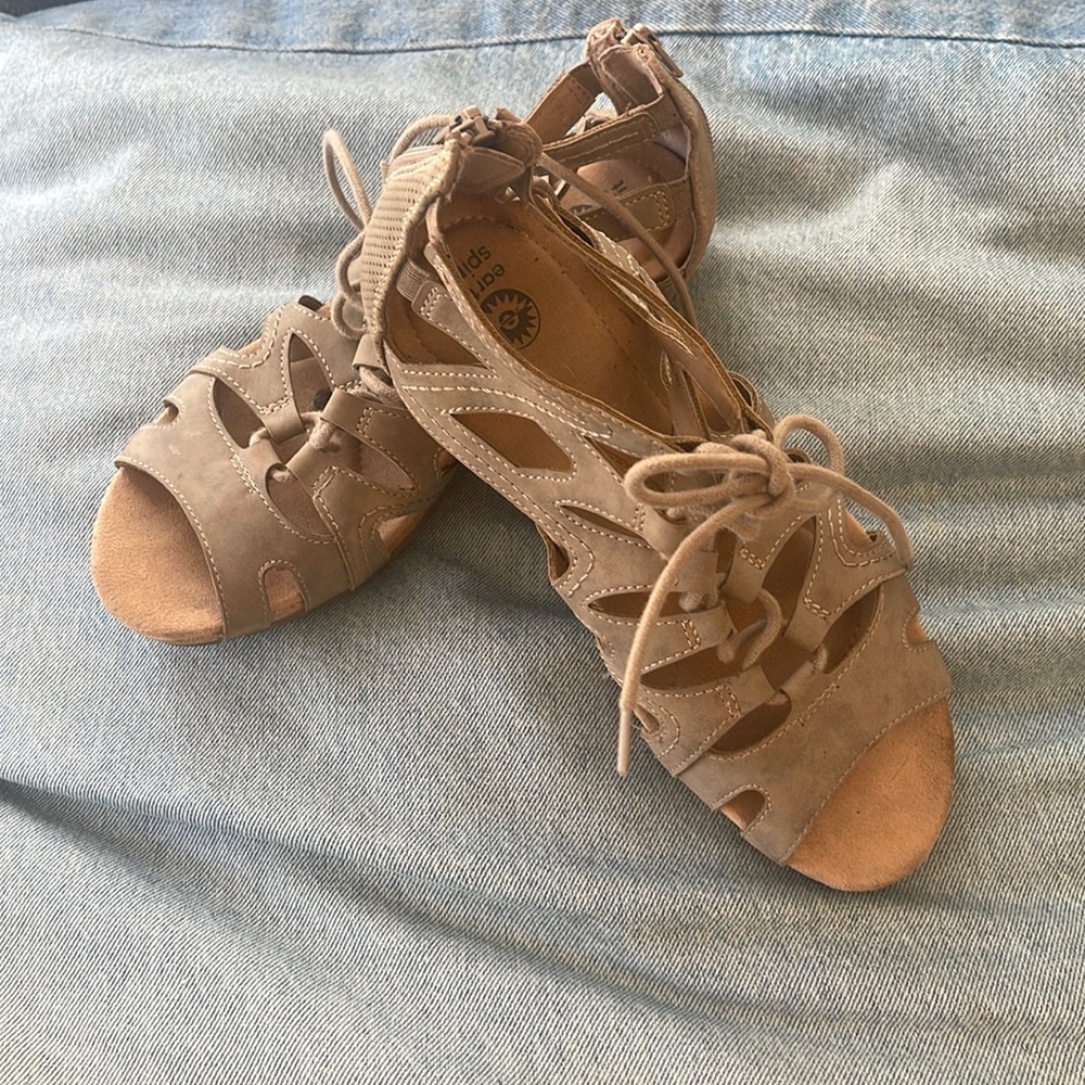Earth spirit size 7.5 tan zip up back excellent used condition